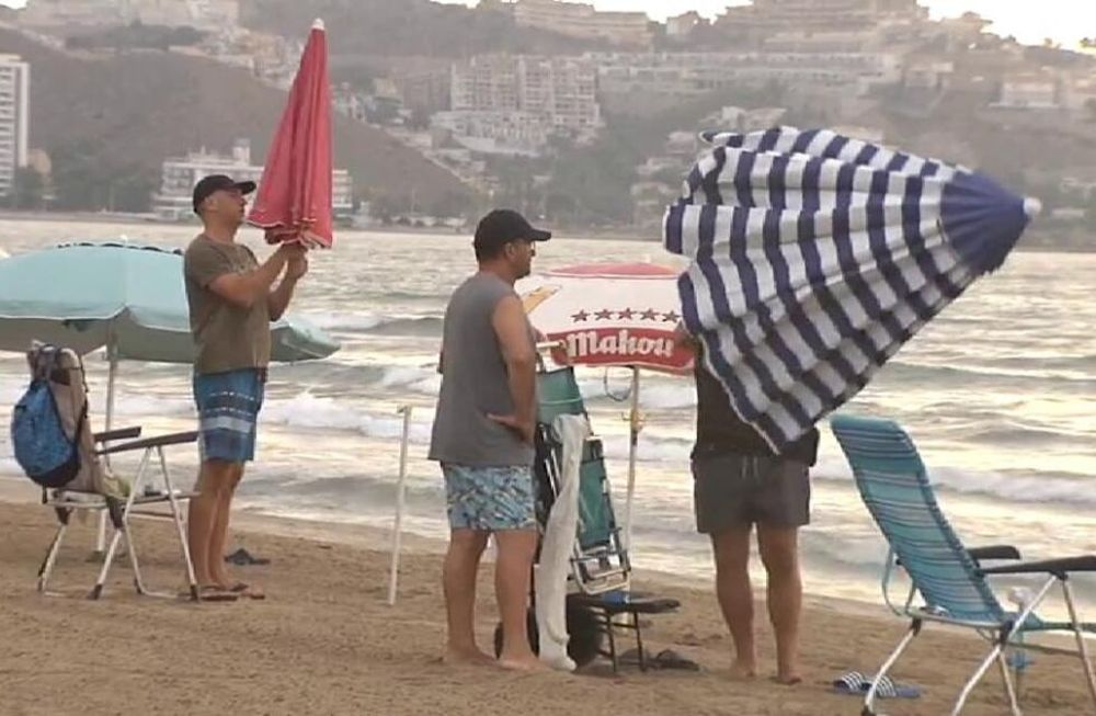 Un de las sombrillas se voló por el viento y mató a un una mujer que descansaba en la playa.