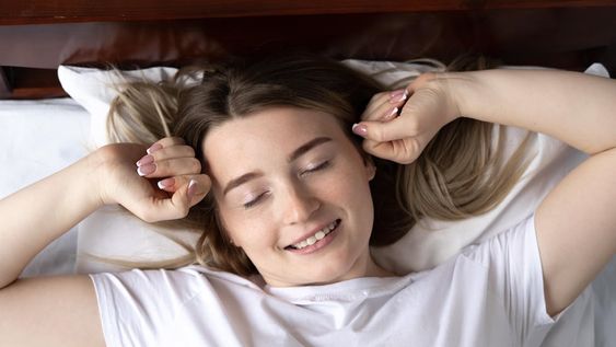 Una sencilla y efectiva estrategia para un buen descanso es establecer un horario fijo para acostarse y levantarse: los cambios constantes en los horarios de sueño aumentan la probabilidad de desarrollar dificultades crónicas. Foto: 123RF SALUD