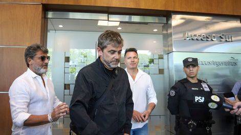 Los Andes | El secretario gremial de (APLA), Mateo Ferrería, se dirige a la reunión que se esta llevando a cabo en las oficinas del Aeroparque Jorge Newbery. Foto: Damian Dopacio / NA