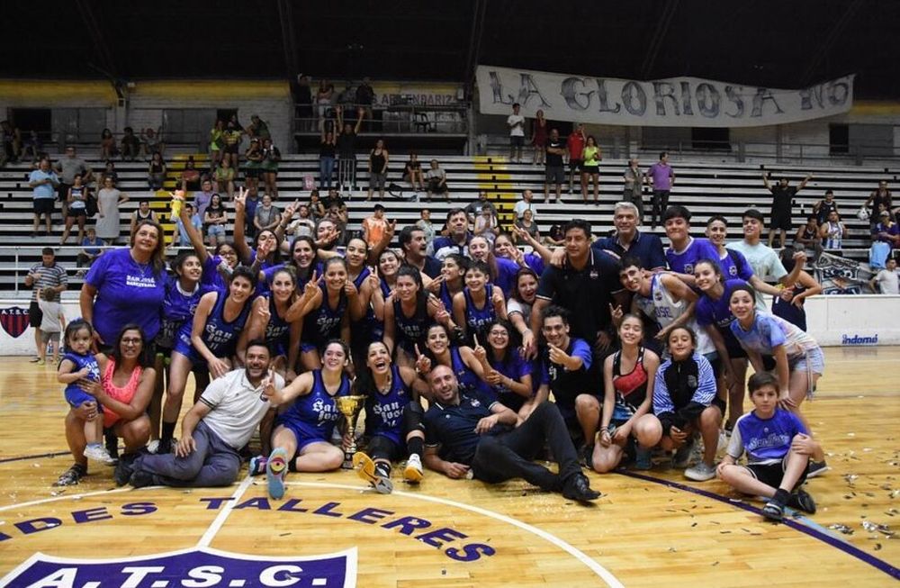 El plantel de San José campeón completo festeja el título Anual 2021. Histórico. / Gentileza: FBPM.