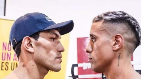 Juancito Carrasco expone su corona sudamericana frente a Daniel Combi, en Santa Fe./ Gentileza