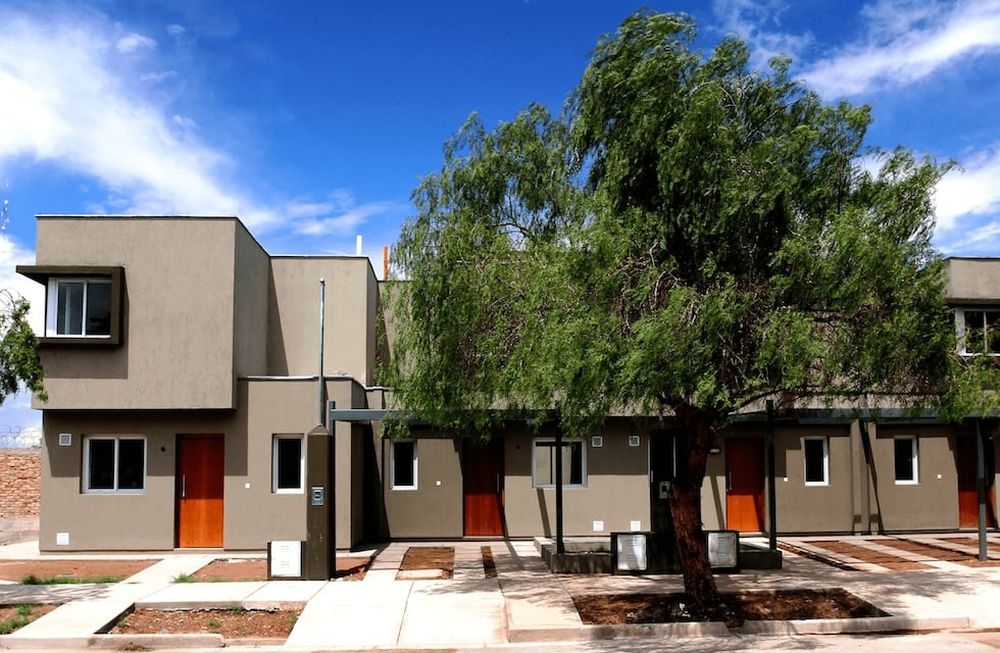 Un duplex de dos dormitorios en Villa Catalina, Las Heras, cuesta $9.674.073,34, se requiere un ahorro mínimo de $2.434.814,67, e ingresos del grupo familiar de al menos $142.919,28.