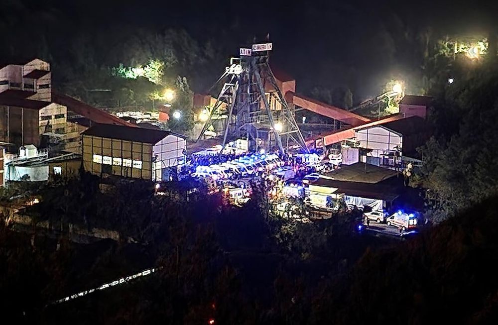 Los familiares de uno de los mineros muertos en la explosión de una mina de carbón lloran durante su funeral frente a una mezquita en Amasra, en la provincia costera de Bartin, Turquía, en el Mar Negro, el sábado 15 de octubre de 2022. Había 110 mineros trabajando en la mina cuando la explosión ocurrió el viernes por la noche en la mina de propiedad estatal Turkish Hard Coal Enterprise en Amasra. (Foto AP/Khalil Hamra)
