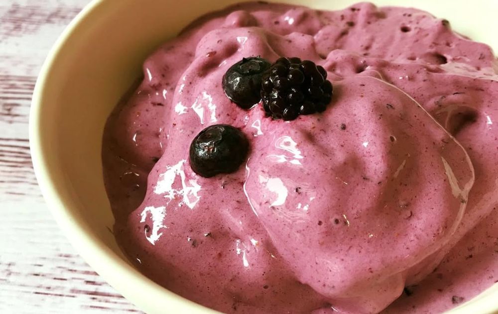Helado de frutos rojos.