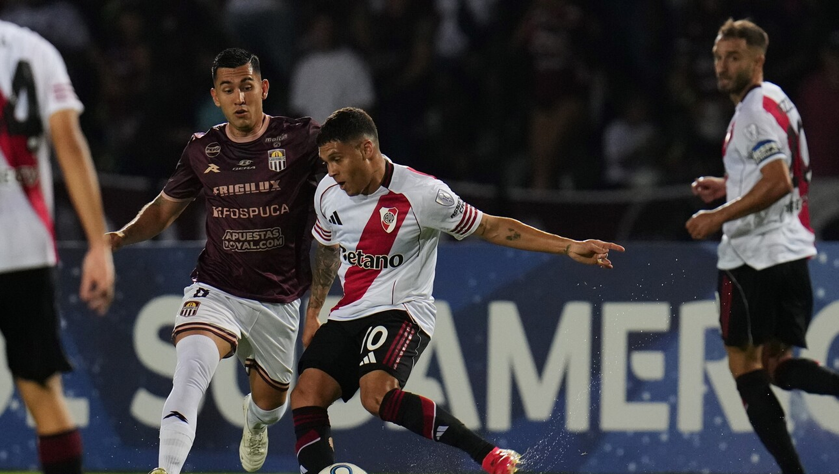 Juanfer Quintero, figura de River ante Carabobo, más allá que falló un penal por la Copa Sudamericana.&nbsp;