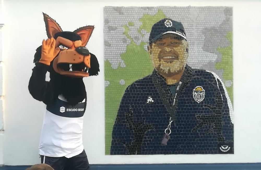 La agrupación Armando Gimnasia inauguró un mural en homenaje a Diego Maradona y su debut como DT del Lobo el 15 de setiembre de 2019. / Gentileza.