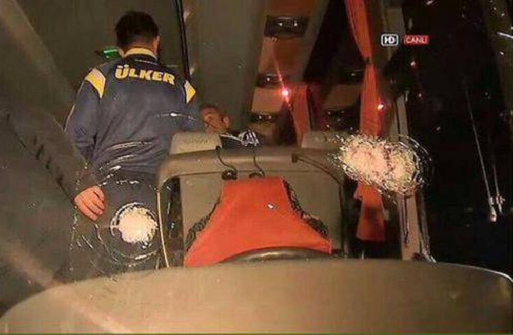 Turquía: balearon el micro que llevaba al plantel del Fenerbahce