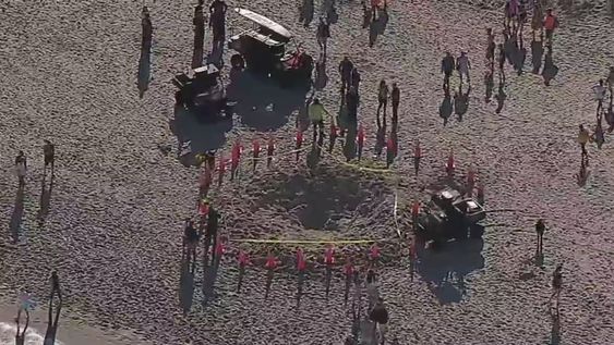 Imágenes captadas desde helicópteros muestran una multitud de personas congregadas alrededor del área acordonada donde ocurrió el trágico suceso.