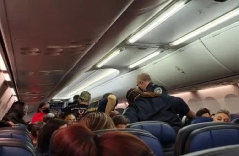 Antes de subir al avión se les pidió a todos los pasajeros que completaran una declaración jurada, pero nadie está obligado a mostrar pruebas. Gentileza