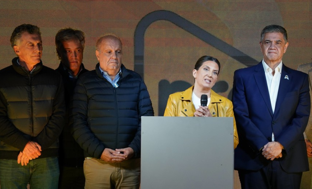 Silvia Lospennato reconoció la derrota del Pro en compañía de Mauricio y Jorge Macri.