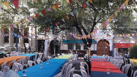 Los Andes | La fundación Puente Vincular organiza todos los 24 de diciembre en peatonal Sarmiento una cena comunitaria, abierta a quienes quieran compartir, con personas vulnerables y en situación de calle. Foto: Gentileza.