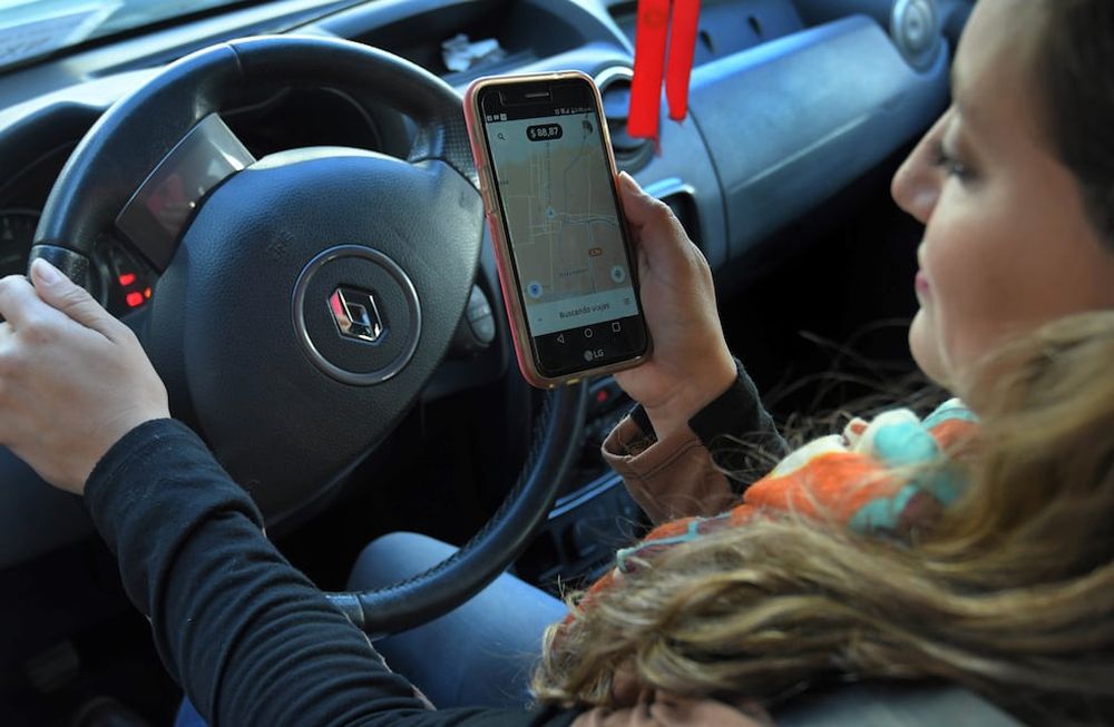 En Mendoza funcionan 1.160 Uber habilitados y 550 vehículos Cabify;  que conviven con 1.500 taxis, 500 remises; y cerca de 4.000 vehículos ilegales. Foto: Ignacio Blanco / Los Andes
