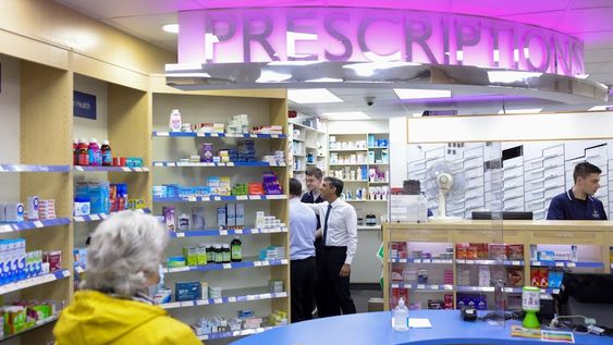 Las farmacias en Reino Unido podrán brindar atención primaria y recetar varios medicamentos, en un plan del gobierno de Sunak por descomprimir el golpeado sistema de salud británico.