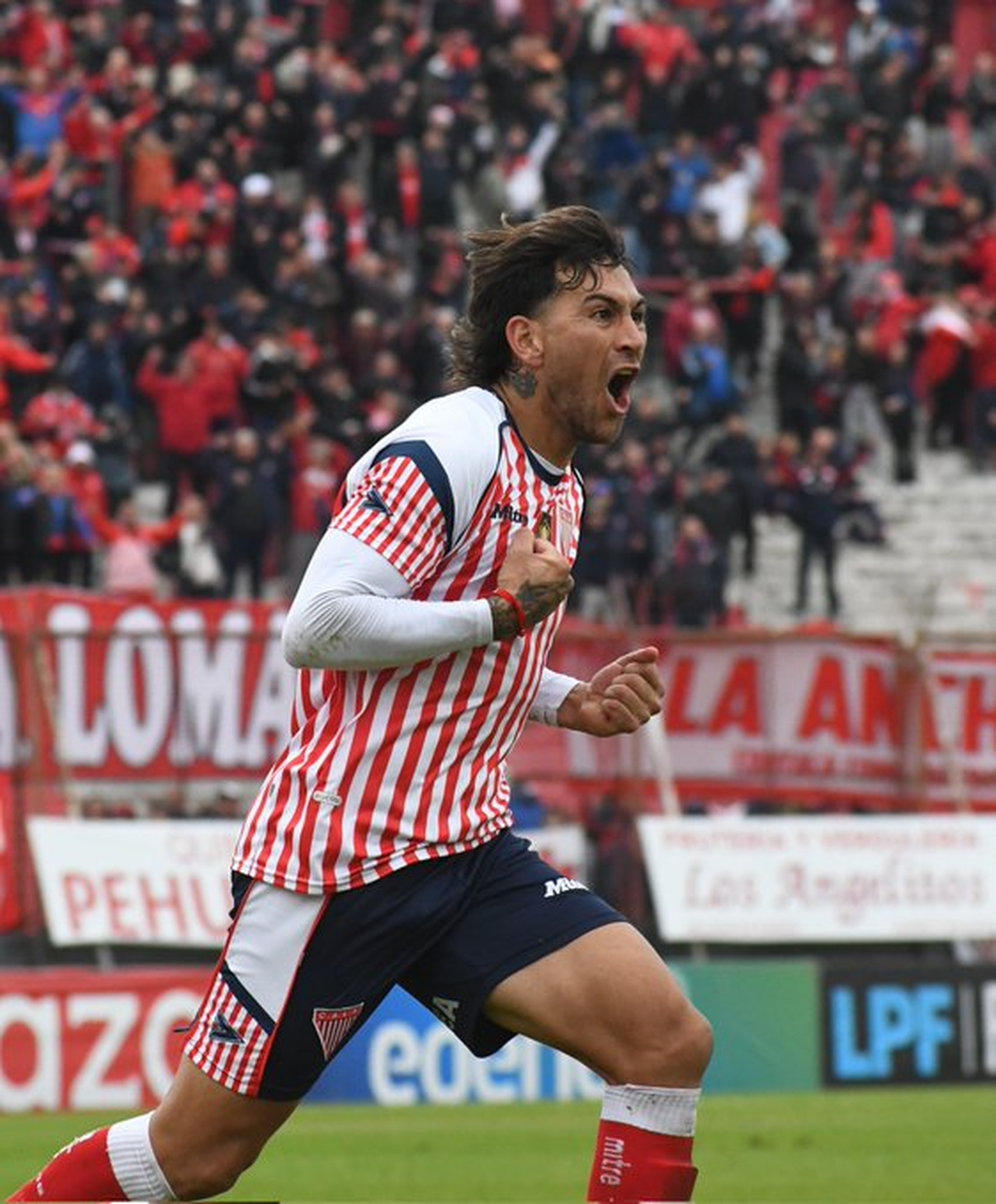 Mauricio Asenjo, ex Independiente Rivadavia, autor del gol del Mil Rayitas, con el que se impone al Tomba 1 a 0.&nbsp;