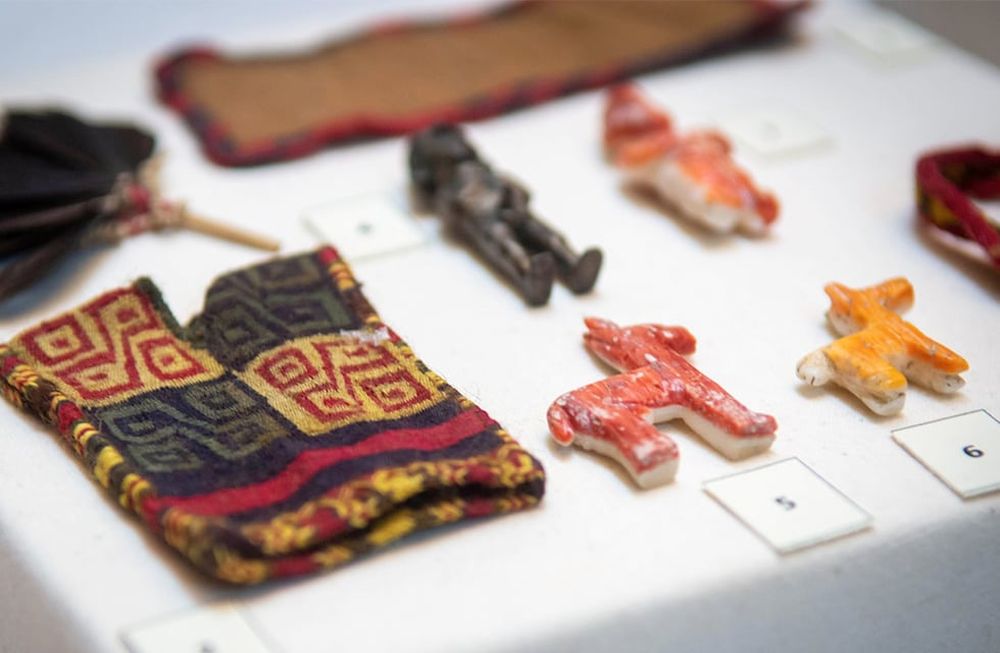 Mendoza, 9 de Agosto de 2019 SociedadEstatuillas y vestimenta del fardo funerario que fueron encontrados en el enterratorio de la Momia del Aconcagua que actualmente se encuentran en el Museo de Arqueologico de la Facultad de Filosfia y Letras de la UNCuyo   Foto: Ignacio Blanco / Los Andes