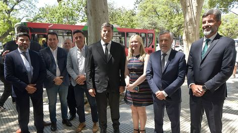 Los Andes | El gobernador Rodolfo Suarez participó de la entrega de diplomas a candidatos que resultaron electos los días 3 y 24 de septiembre, en el Teatro IndependenciaFoto: Orlando Pelichotti