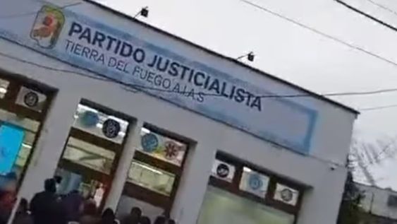 Un acto de apoyo a Cristina Fernández de Kirchner por la interna del Partido Justicialista terminó este sábado a los tiros en una unidad básica de Ushuaia (Imagen ilustrativa)