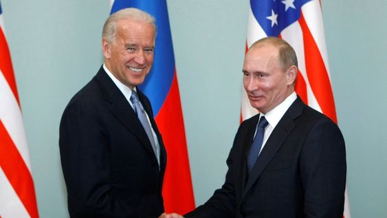 Joe Biden y Vladímir Putin, ambos a favor de suspender las patentes de vacunas contra el Covid-19 (Archivo / AP)