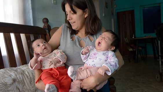 Niños que tienen nombre nombres de los jugadores de la selección Argentina de fútbolLas mellizas Lara Lionela (pantalón rojo), y Nerea Juliana de Felippe, nacieron el 13 de febrero, junto a su madre Julieta Fuentes. Los padres se inspiraron en Lionel Messi y en Julián Álvarez para sus nombres.Foto : Orlando Pelichotti