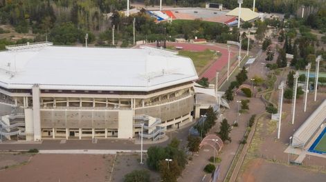 Los Andes | Estadio cubierto. Es el verdadero “elefante blanco” de la provincia. Casi no se ha usado desde que se inauguró y en el Gobierno reconocen que construirlo no fue un acierto. Foto: Ignacio Blanco / Los Andes.