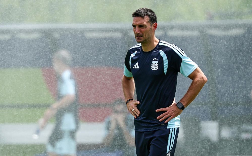 El entrenador Lionel Scaloni durante la práctica del equipo argentino. El entrenador Lionel Scaloni durante la práctica del equipo argentino.