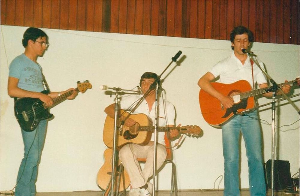 Marciano Cantero con su primer bajo Fender; Felipe Trentacoste con su guitarra Yamaha y Gabriel Rey, con una Eko italiana, en una actuación en Luján de Cuyo