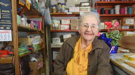 Los Andes | Vivió en un convento para comer y sobrevivió a la Guerra: la increíble vida de Gina, quien atiende su mercería con 95 años. Foto: José Gutierrez / Los Andes.