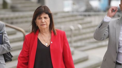 Los Andes | La ministra de seguridad Patricia Bullrich se retira de un foro económico(World Economic Forum) que se realiza en el Palacio Libertad. (Clarín / Guillermo Rodriguez Adami)