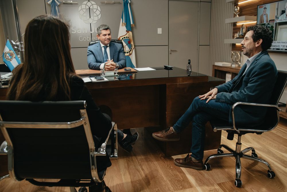 Pablo Dellazoppa, director de Contenidos de diario Los Andes, y Soledad Gonzalez, editora de la sección Economía, con el gobernador Marcelo Orrego, en la Casa de Gobierno de San Juan.