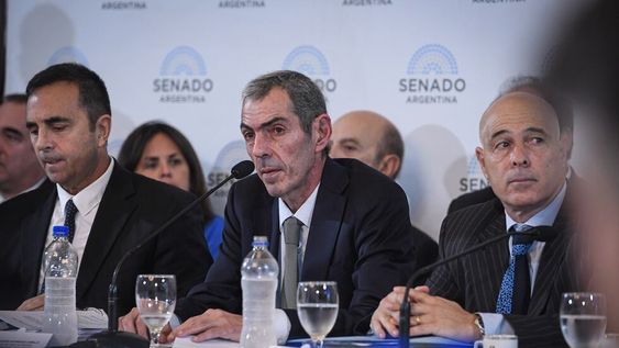 De izquierda a derecha, los secretarios Julio Cordero (Trabajo), Eduardo Rodríguez Chirillo (Energía) y el senador Bartolomé Abdala (La Libertad Avanza). Foto: Comunicación Senado
