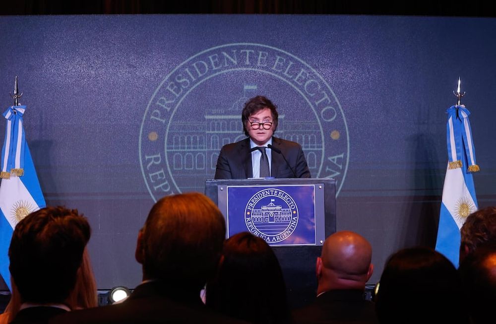 AME8259. BUENOS AIRES (ARGENTINA), 19/11/2023.- El presidente electo de Argentina, Javier Milei, ofrece un discurso en el búnker electoral tras conocer los resultados que le dieron como ganador del balotaje, hoy, en Buenos Aires (Argentina). Milei advirtió este domingo que no hay lugar para la tibieza o las medias tintas en referencia a las reformas estructurales que propone para Argentina. Milei derrotó este domingo al oficialista Sergio Massa, y será el próximo presidente de Argentina a partir del próximo 10 de diciembre. EFE/ Juan Ignacio Roncoroni