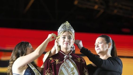 Agostina Saua representante de Ciudad de Mendoza, se coronó Reina Nacional de la Vendimia 2024 y lleva por primera vez la corona al departamento. Foto: Ignacio Blanco / Los Andes