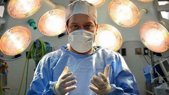 El cardiólogo mendocino Martín Repetto vuelca su pasión por la fotografía y muestra imágenes de sus colegas. Este es un autorretrato.