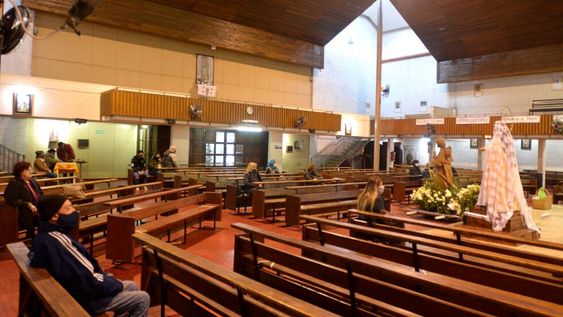 Las celebraciones religiosas se mantendrán al 50 por ciento de su capacidad. Habrá diversificación de horarios. Foto: Nicolás Rios / Los Andes.