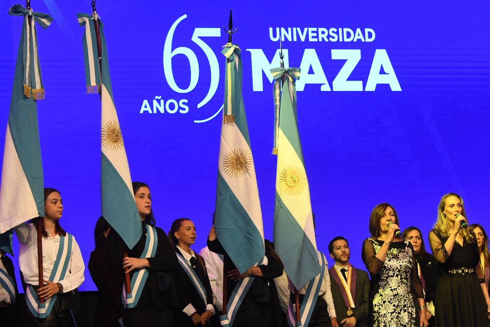 Śpiewaczki Gloria López i Griselda López Zalba wykonujące hymn narodowy Argentyny.
