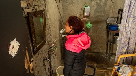 Los Andes | Pobreza, Analia y sus hijos necesitan ayuda.Analia Cisterna vive con sus 5 hijos y su madre discapacitada, viven en condiciones inhumanas. Analia duerme en la misma habitación con sus 5 hijos, tiene un baño sin inodoro, hacen sus necesidades en un balde