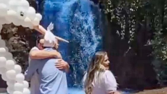 Tiñeron una cascada para revelar el sexo de su bebé