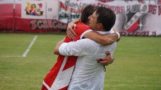 Luciano Theiler, DT del Cruzado, abraza a uno de sus jugadores. El Deportivo Maipú consiguió el ascenso a la Primera Nacional. / Nicolás Rios