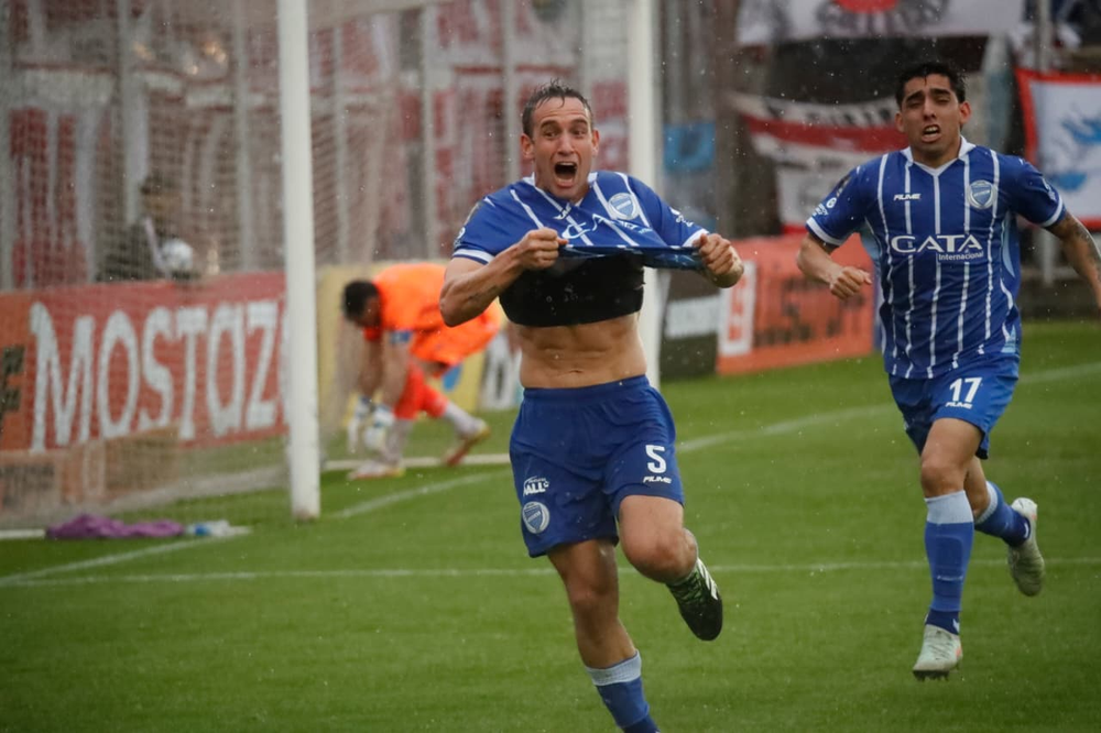 Gastón Gil Romero tuvo un regreso soñado a la titularidad yfue una de las figuras del Tomba y convirtió el gol que le dio al equipo mendocino la victoria ante Morón.