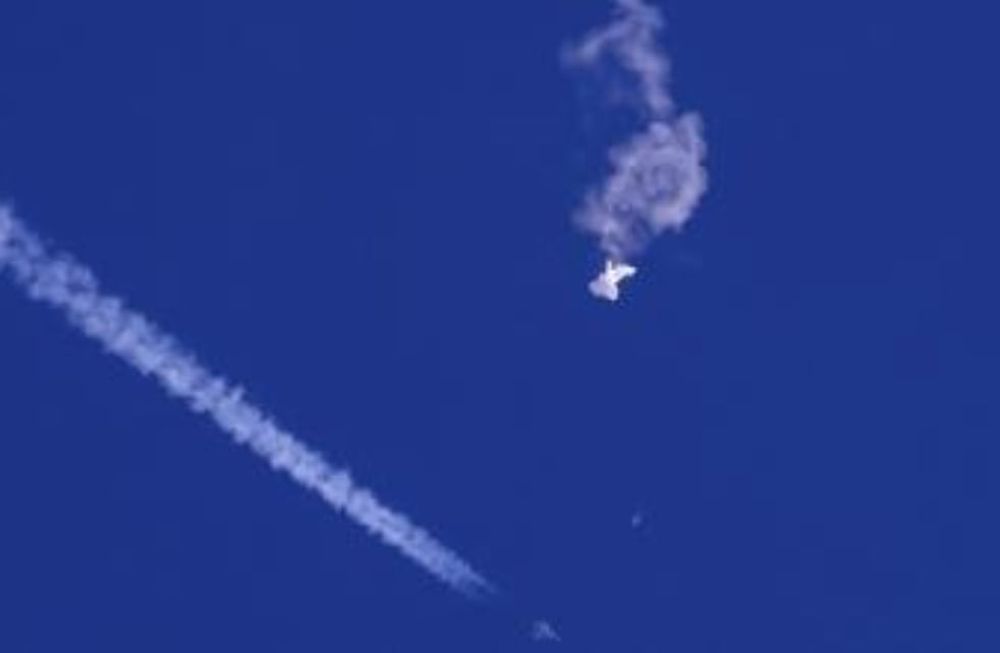 Aviones de combate de Estados Unidos derribaron hoy un objeto que sobrevolaba el lago Hurón, en la zona de la frontera con Canadá. Gentileza: La Vanguardia.