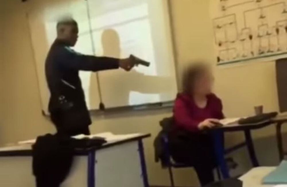 Un alumno francés amenazó con una pistola a una maestra en clase y el video se hizo viral