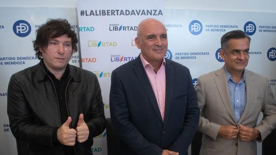 El excandidato presidencial José Luis Espert, Javier Milei y el mendocino Luis Rosales dieron una conferencia de prensa en la sede del PD. Foto Ignacio Blanco.