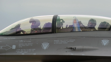 Un piloto exhibe la bandera argentina dentro de un avión de combate F-16 en Río Cuarto, provincia de Córdoba