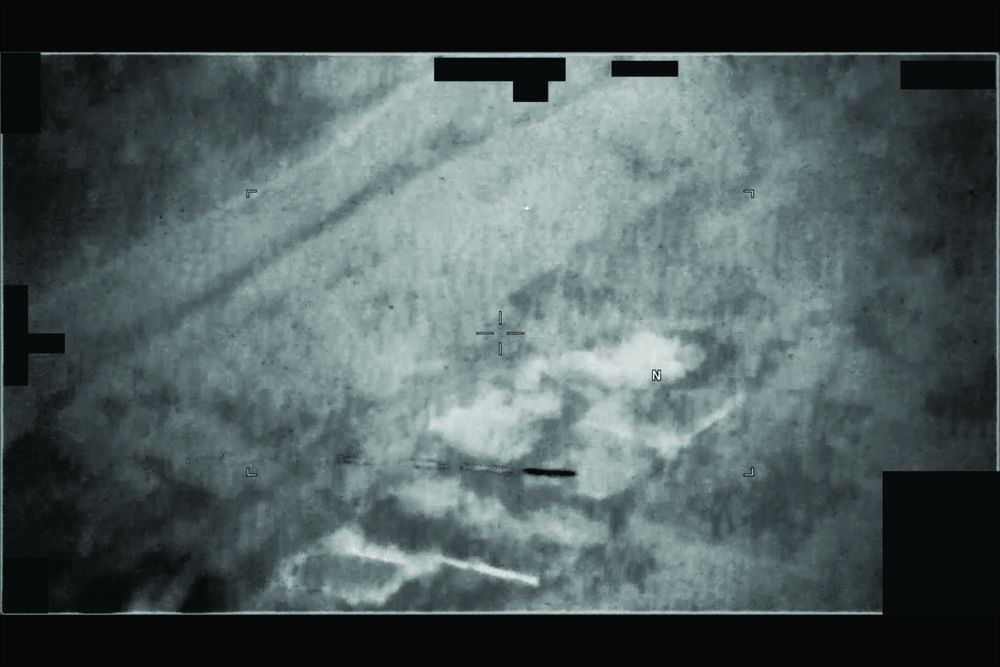 Fotograma de un vídeo que, según un operador militar estadounidense, mostraba un UAP (fenómeno aéreo no identificado) volando a través de su pantalla.
