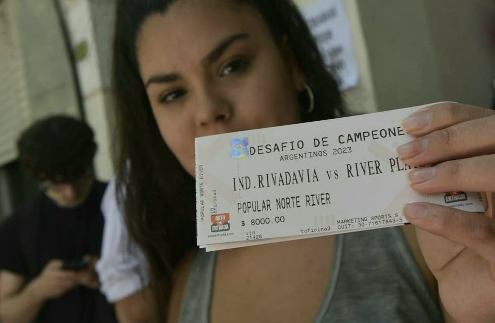 Una fanática muestra su entrada para el Encuentro de Campeones entre Independiente Rivadavia y River en el Malvinas Argentinas. / Orlando Pelichotti
