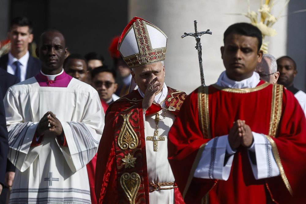 El Papa León XIV (C) celebra la Santa Misa del Domingo de Ramos en la Plaza de San Pedro, Ciudad del Vaticano, 29 de marzo de 2026.&nbsp;