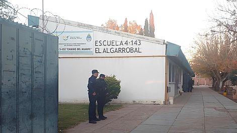Policías en la puerta de una escuela de El Algarrobal tras las amenazas de tiroteos