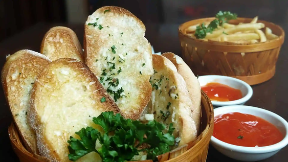 Este pan de ajo es una gran alternativa para acompañar cualquier comida.