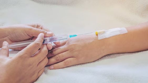 Otro laboratorio clausurado: detectan desvíos de calidad en suero para internados