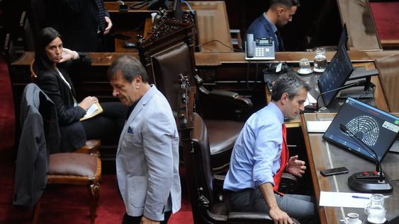 El presidente de la Cámara de Diputados, Martín Menem, y el jefe del bloque de La Libertad Avanza, Oscar Zago (Foto: Federico López Claro)